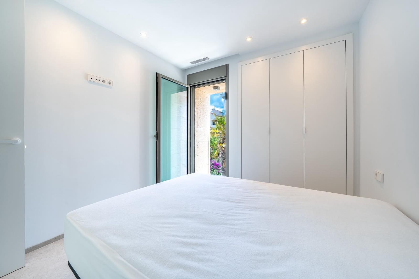 3 bedroom Apartment for rent in Arenal with pool garage - € 1,750 (Ref: 9849304)