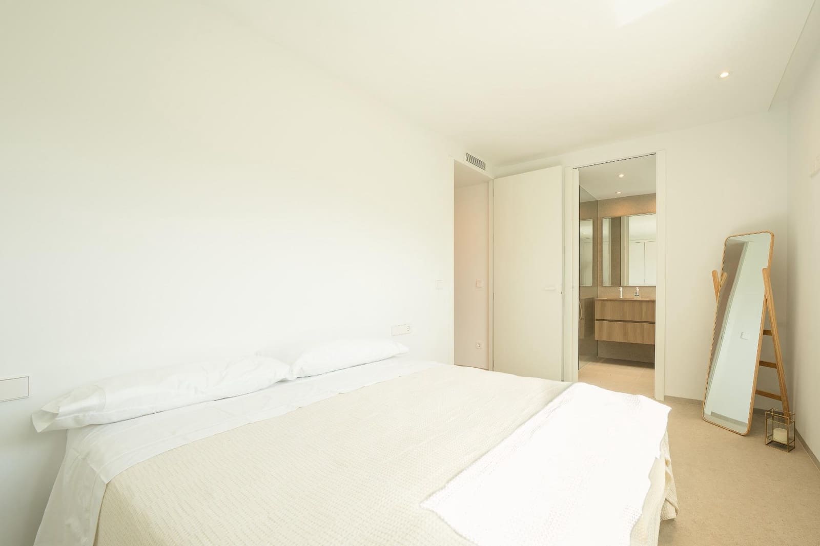 3 bedroom Apartment for rent in Arenal with pool garage - € 1,750 (Ref: 9849304)