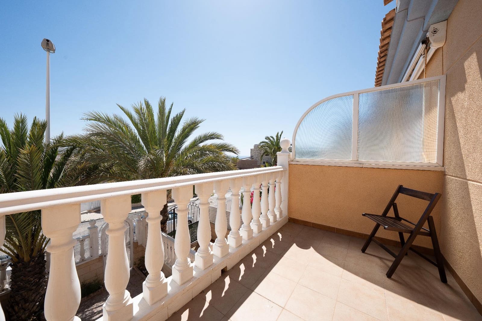 2 soverom Bungalow til salgs i Arenales del Sol med svømmebasseng - € 245 000 (Ref: 9876355)