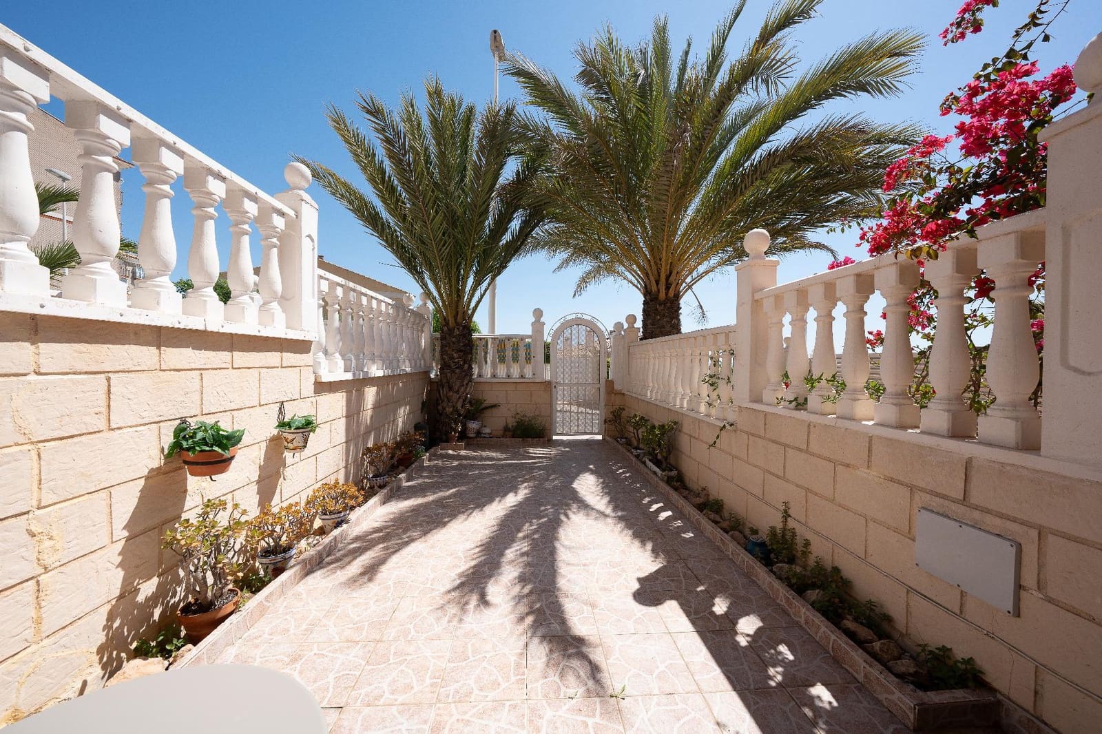 2 soverom Bungalow til salgs i Arenales del Sol med svømmebasseng - € 245 000 (Ref: 9876355)