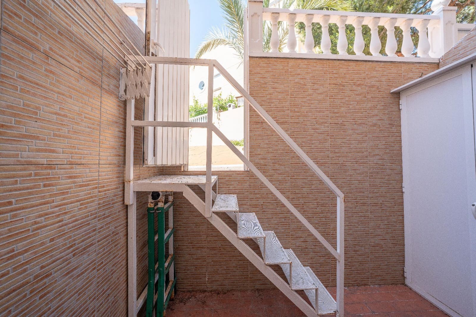 2 soverom Bungalow til salgs i Arenales del Sol med svømmebasseng - € 245 000 (Ref: 9876355)