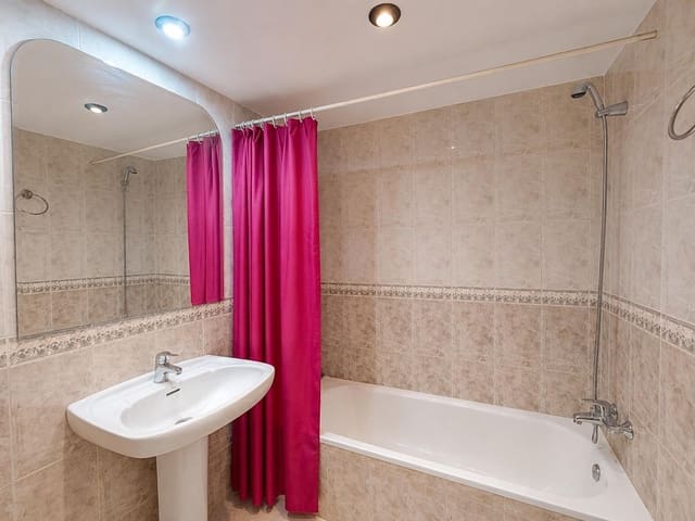 3 bedroom Apartment for sale in Alicante / Alacant city with garage - € 185,000 (Ref: 9910993)