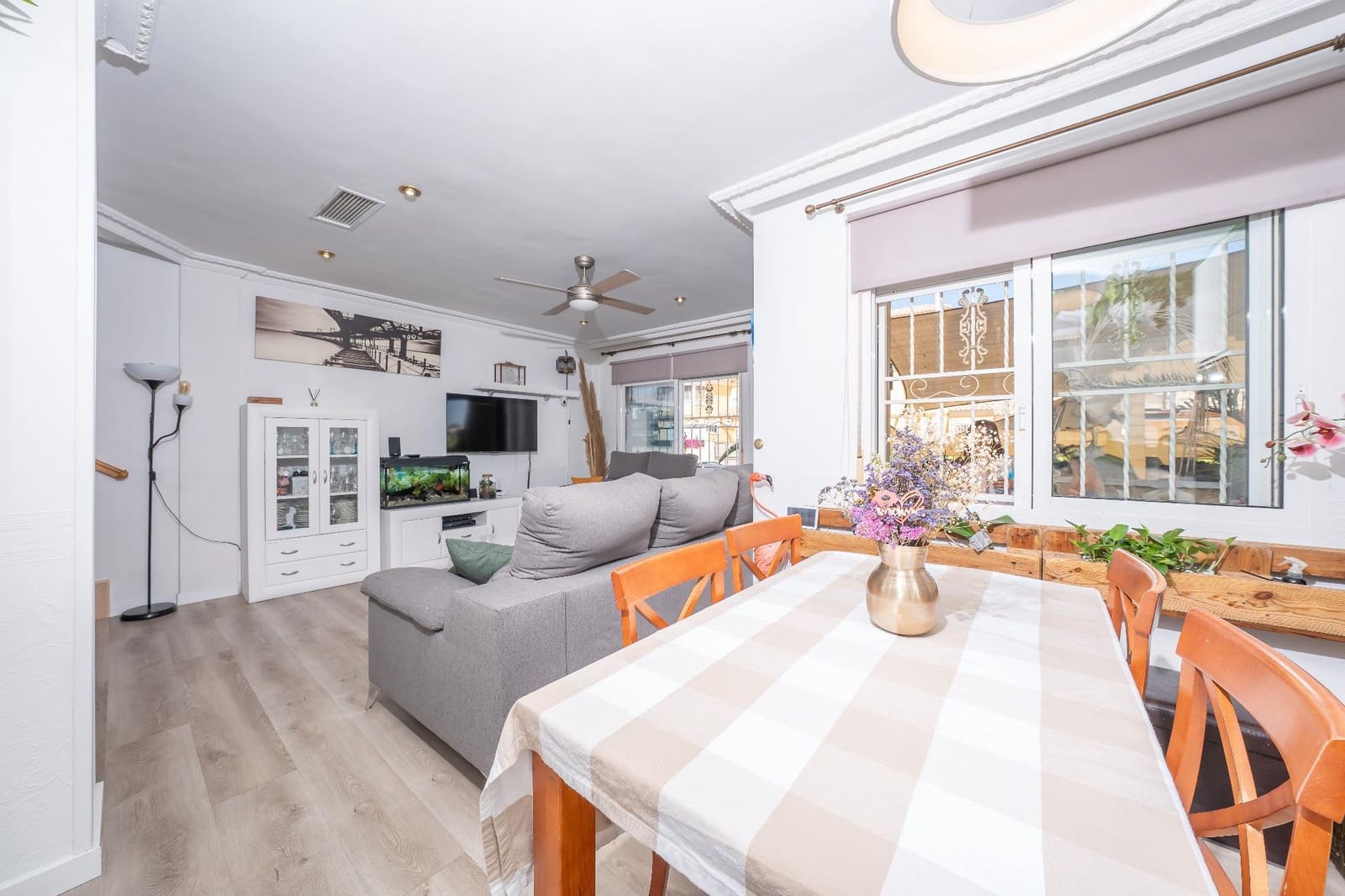 Adosado de 4 habitaciones en Torrevieja en venta con piscina - 340.000 € (Ref: 9929341)