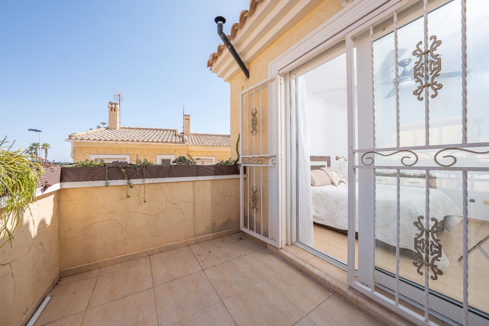 Adosado de 4 habitaciones en Torrevieja en venta con piscina - 340.000 € (Ref: 9929341)