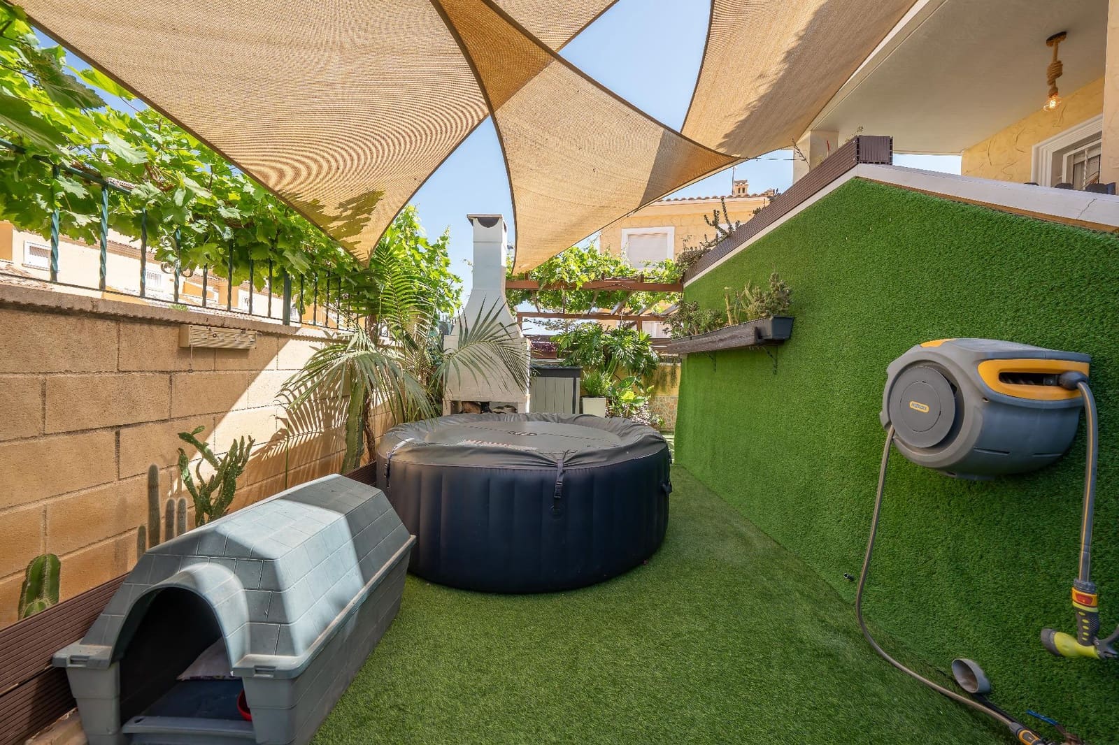 Adosado de 4 habitaciones en Torrevieja en venta con piscina - 340.000 € (Ref: 9929341)