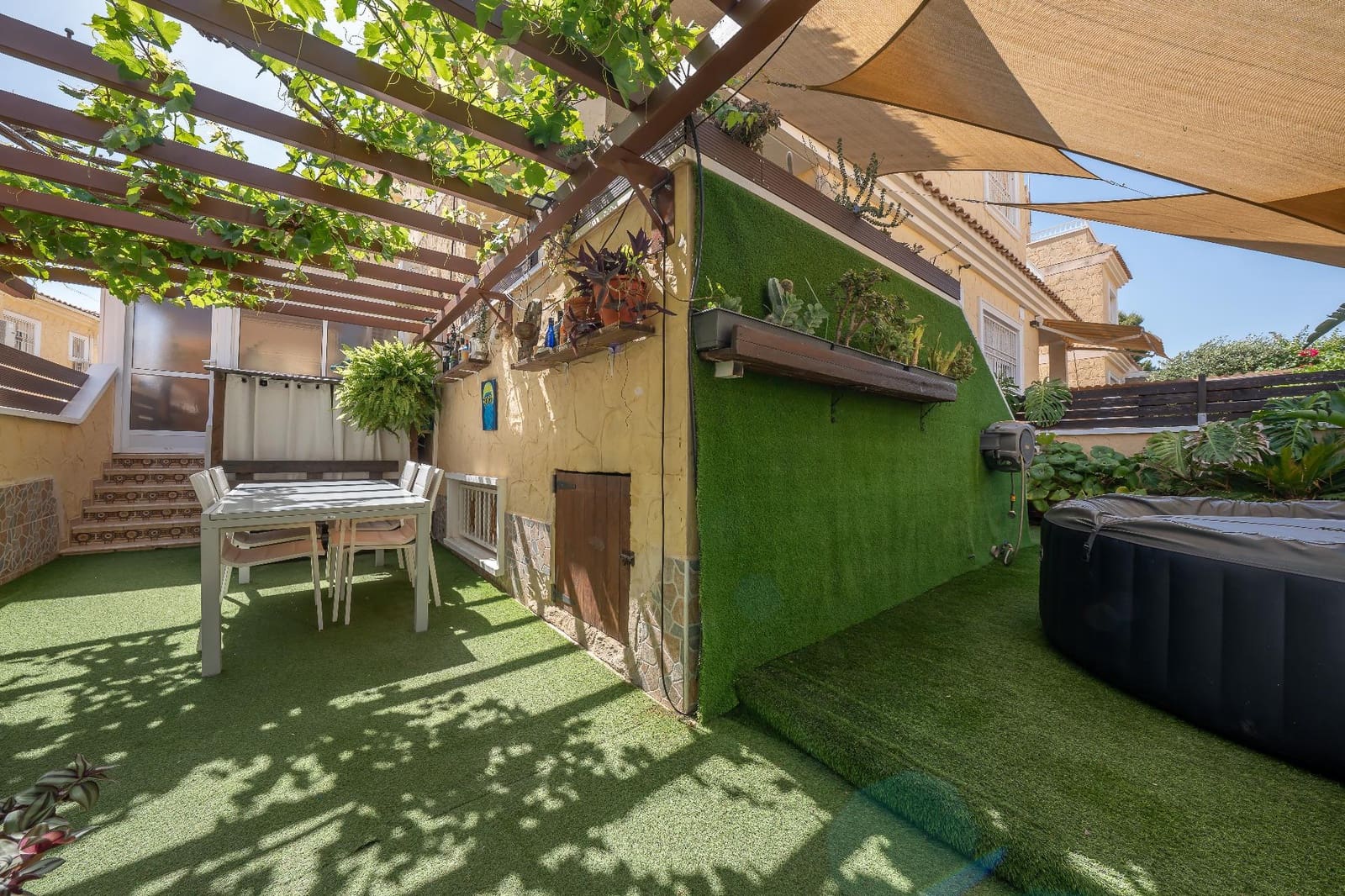 Adosado de 4 habitaciones en Torrevieja en venta con piscina - 340.000 € (Ref: 9929341)