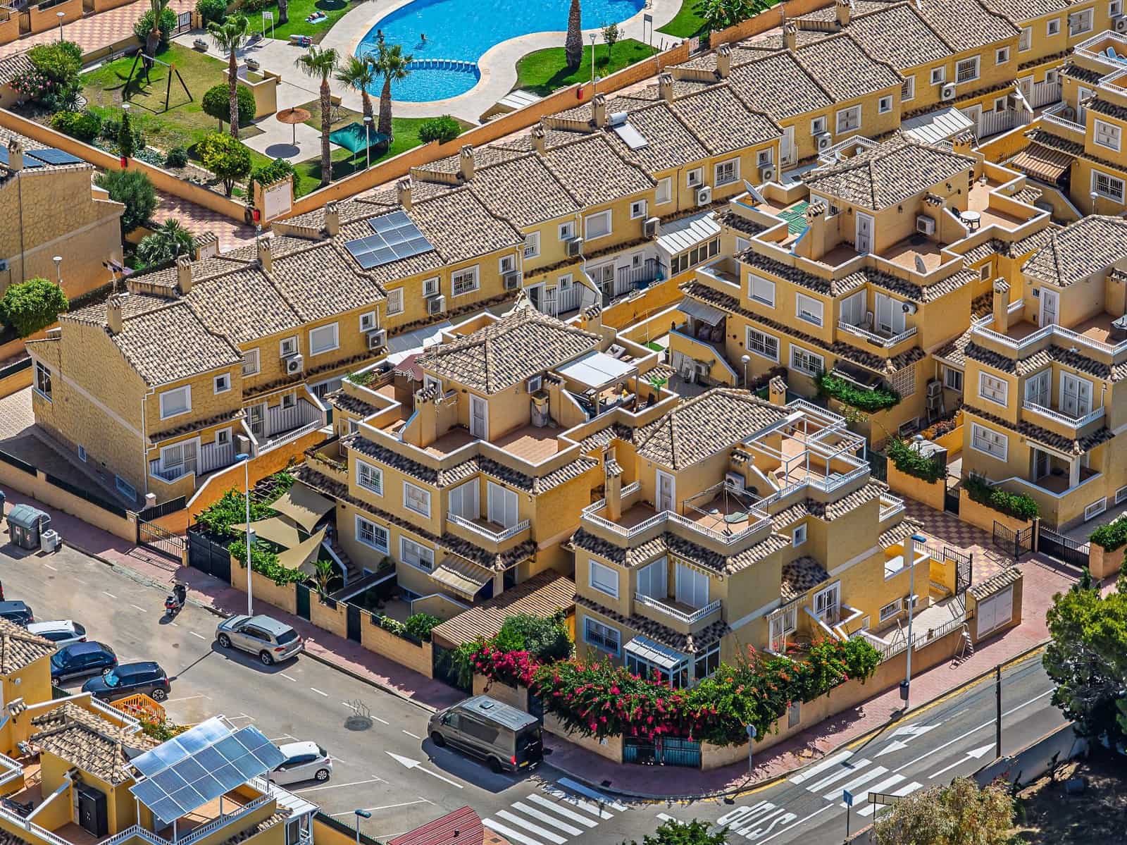 Adosado de 4 habitaciones en Torrevieja en venta con piscina - 340.000 € (Ref: 9929341)