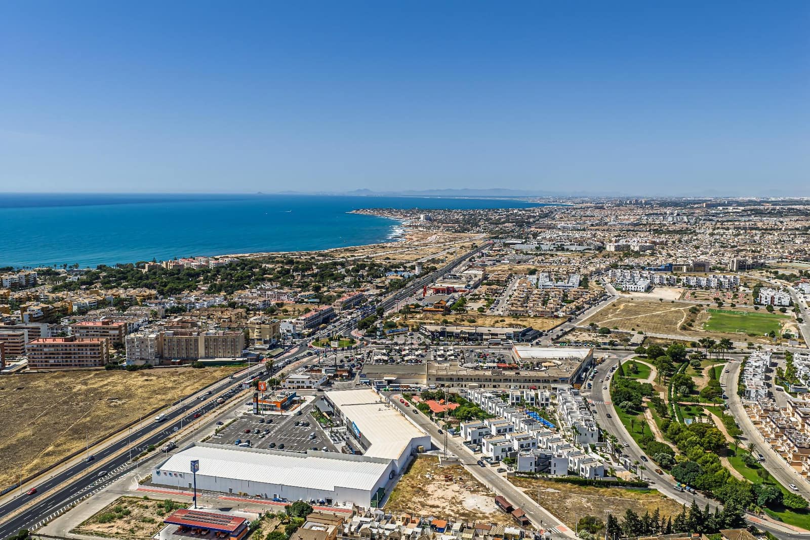 Adosado de 4 habitaciones en Torrevieja en venta con piscina - 340.000 € (Ref: 9929341)