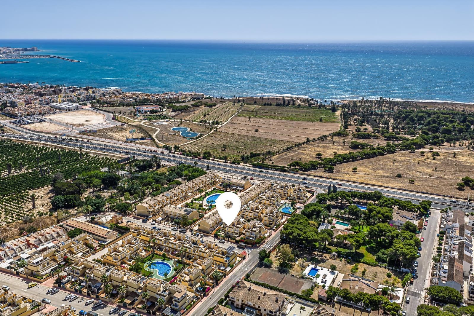 Adosado de 4 habitaciones en Torrevieja en venta con piscina - 340.000 € (Ref: 9929341)
