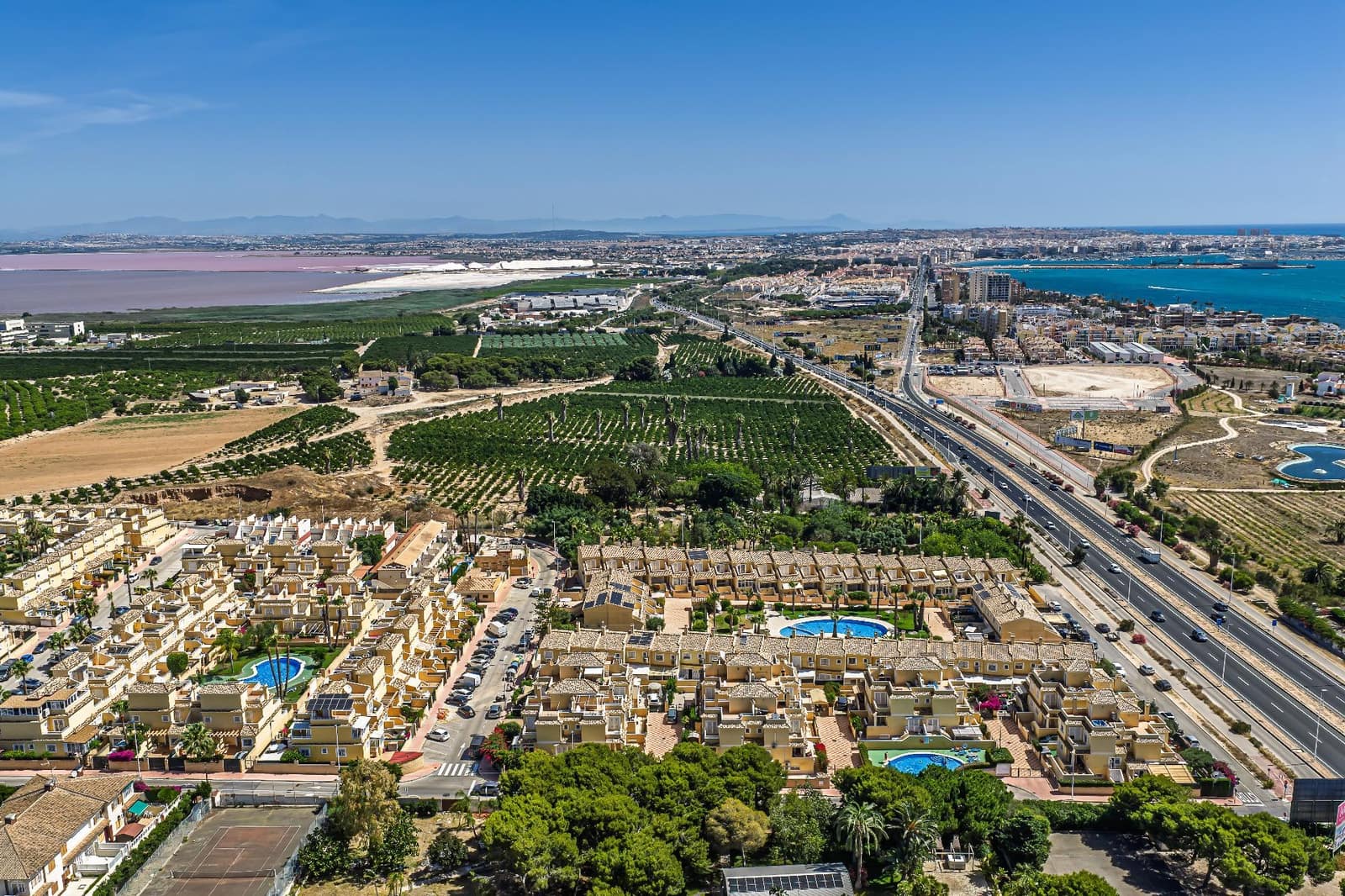 Adosado de 4 habitaciones en Torrevieja en venta con piscina - 340.000 € (Ref: 9929341)
