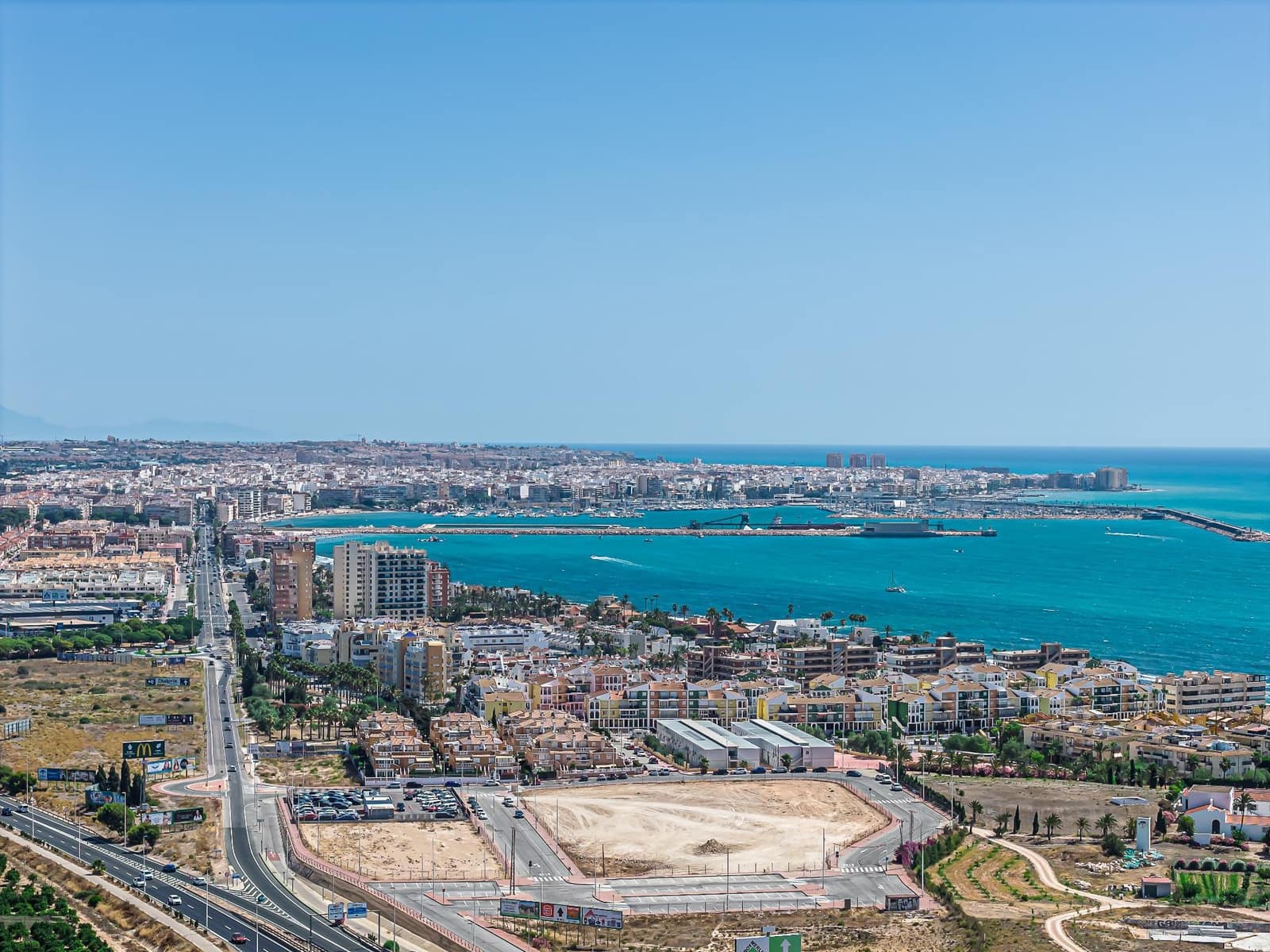 Adosado de 4 habitaciones en Torrevieja en venta con piscina - 340.000 € (Ref: 9929341)