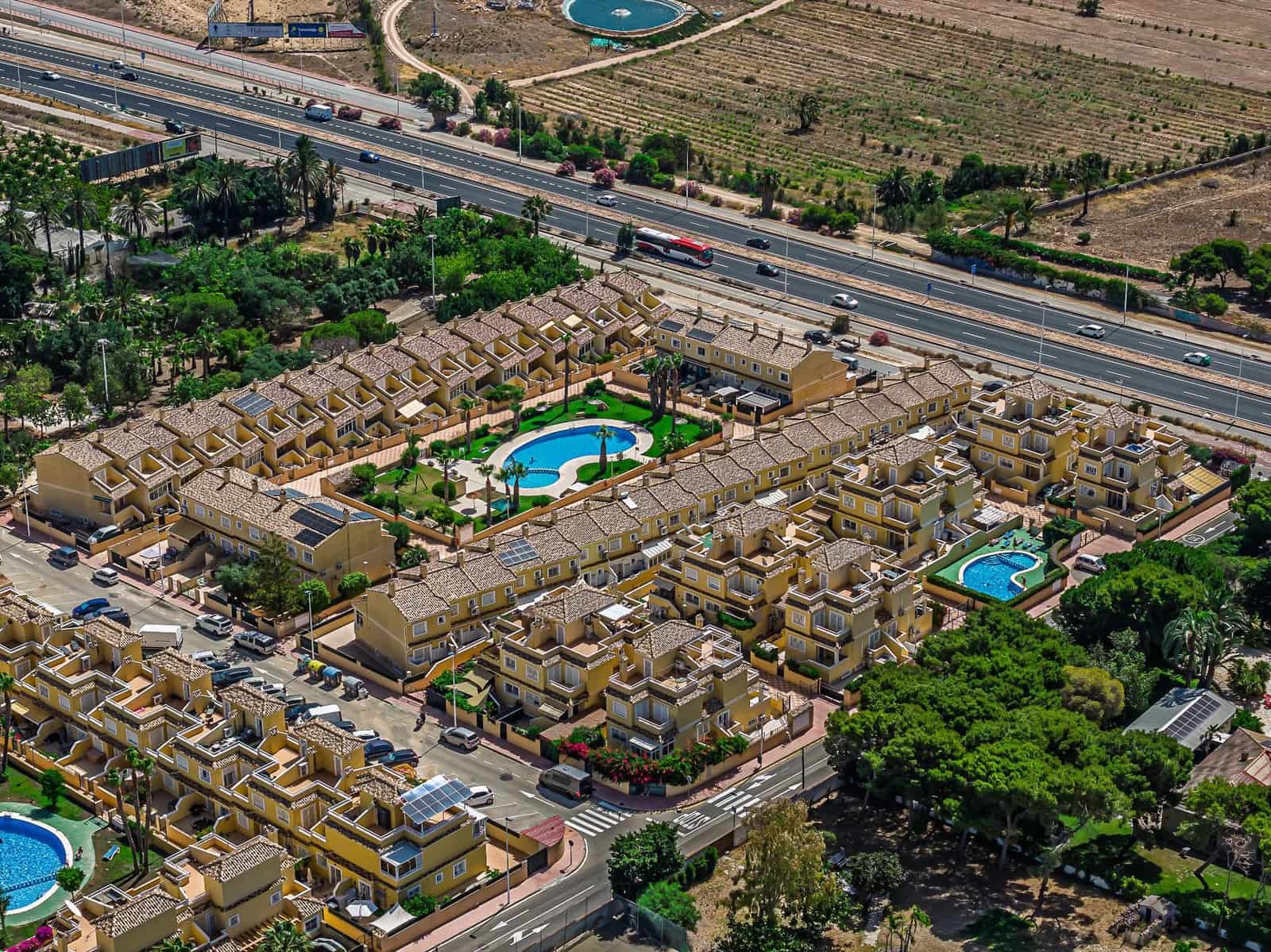 Adosado de 4 habitaciones en Torrevieja en venta con piscina - 340.000 € (Ref: 9929341)