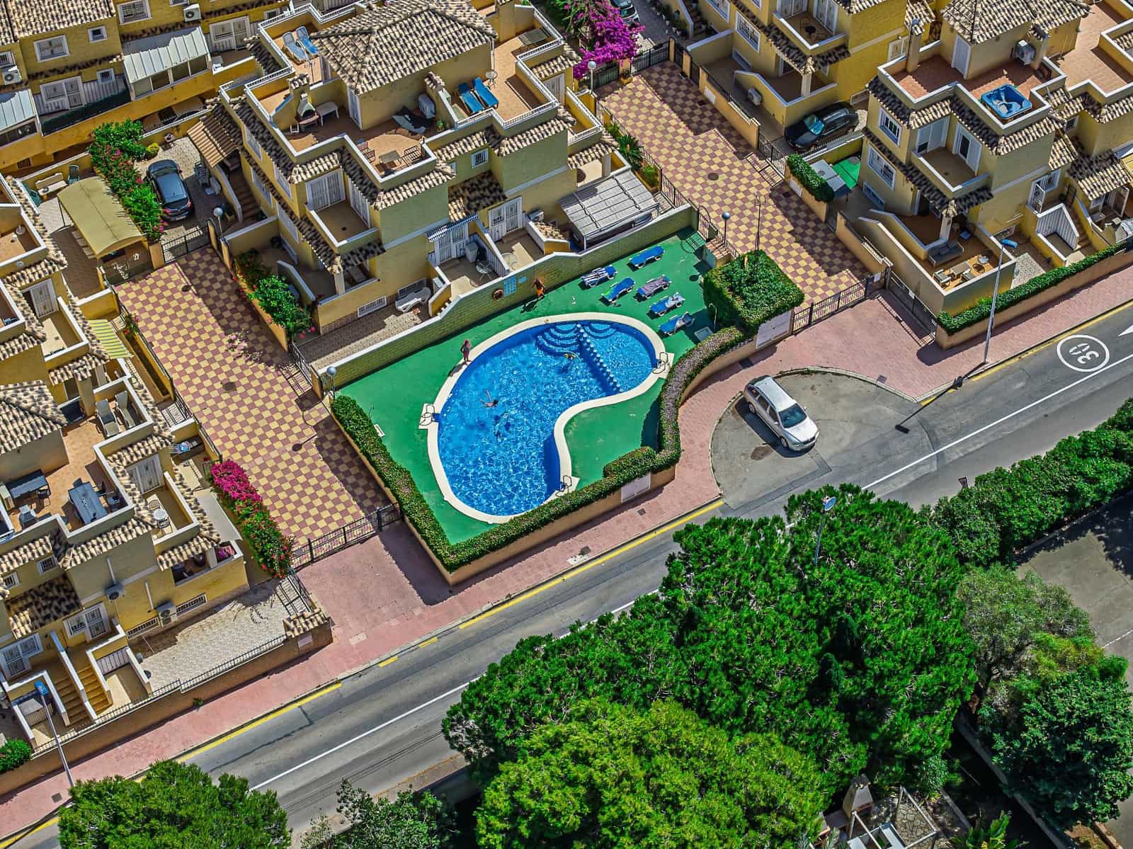 Adosado de 4 habitaciones en Torrevieja en venta con piscina - 340.000 € (Ref: 9929341)