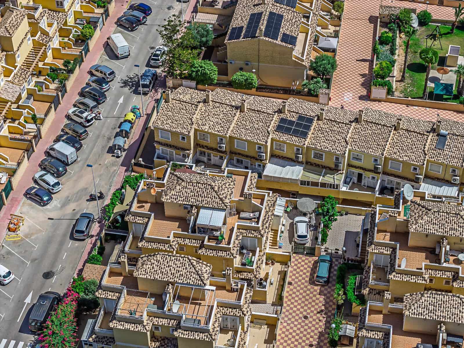 Adosado de 4 habitaciones en Torrevieja en venta con piscina - 340.000 € (Ref: 9929341)