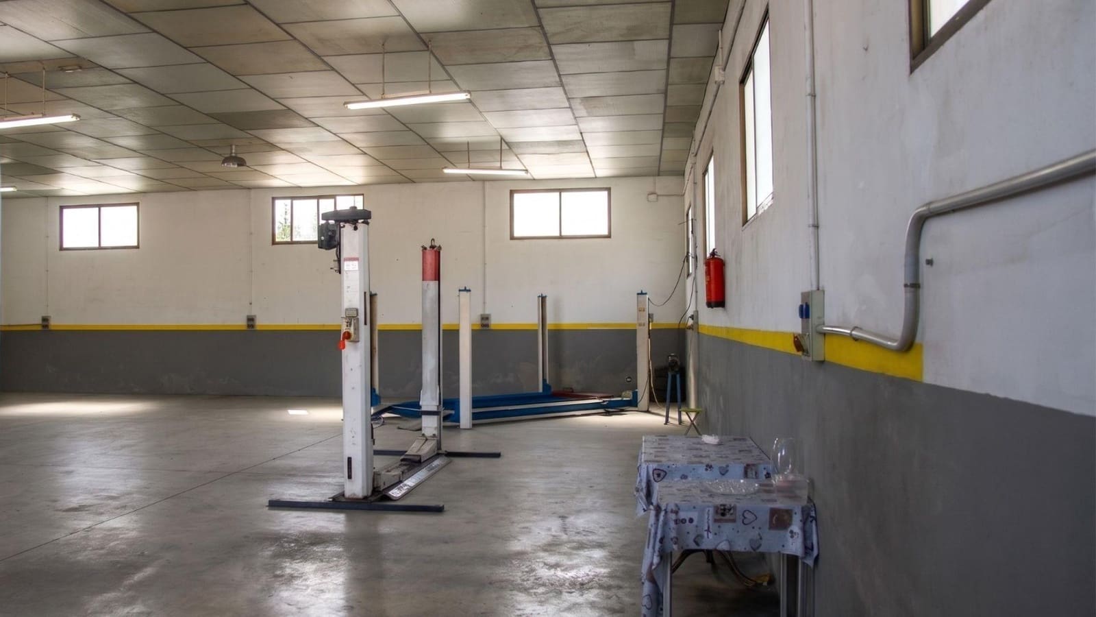 Business for sale in Matola with garage - € 309,900 (Ref: 9945662)