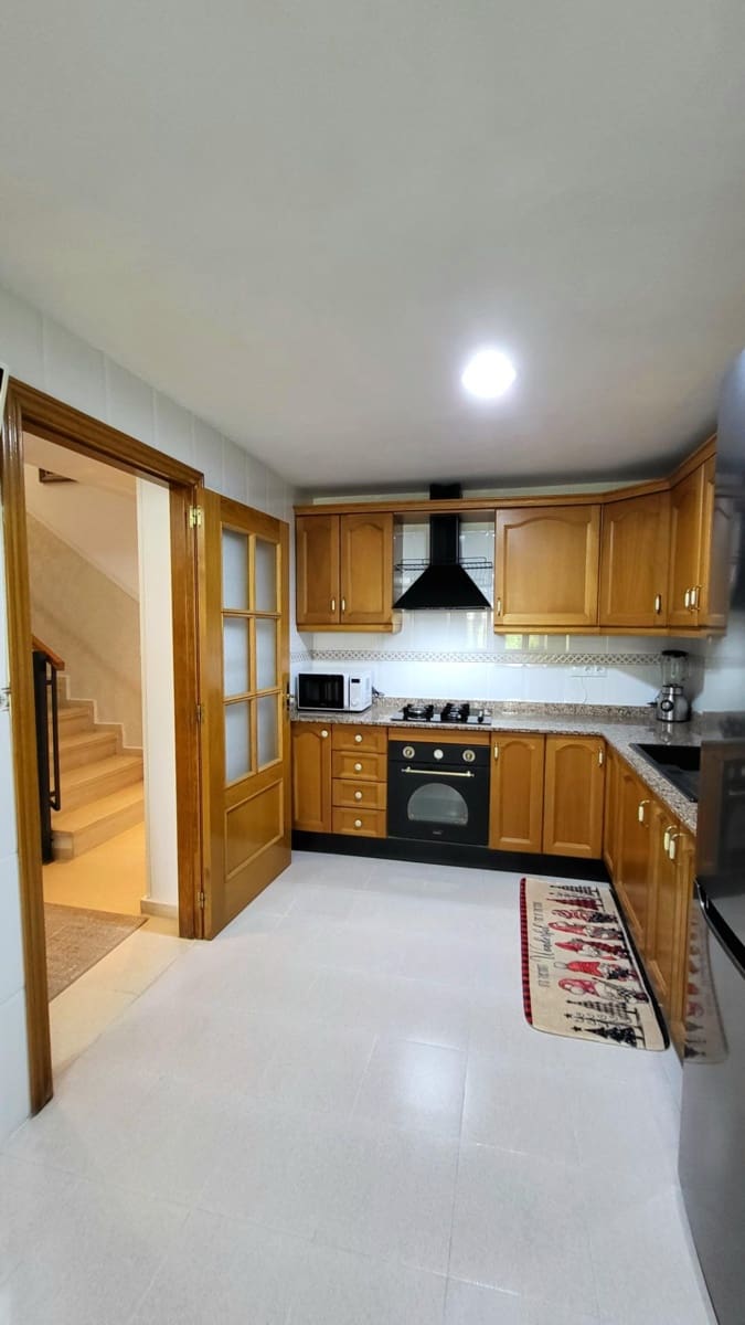 5 makuuhuone Rivitalo myytävänä paikassa San Juan de Alicante / Sant Joan d'Alacant mukana uima-altaan 
autotalli - 596 000 € (Ref: 9984973)