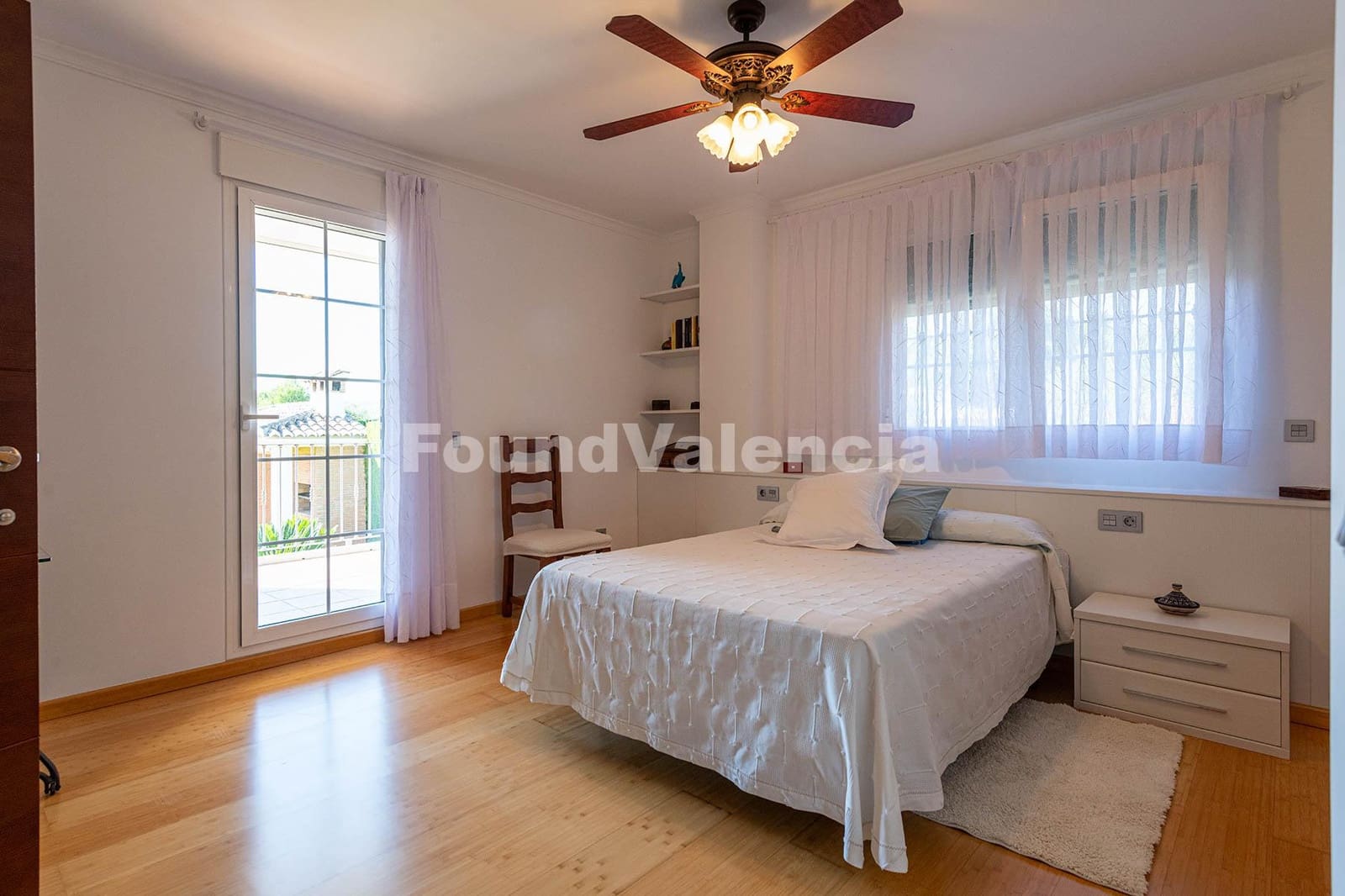4 slaapkamer Villa te koop in Godelleta met garage - € 590.000 (Ref: 10145308)