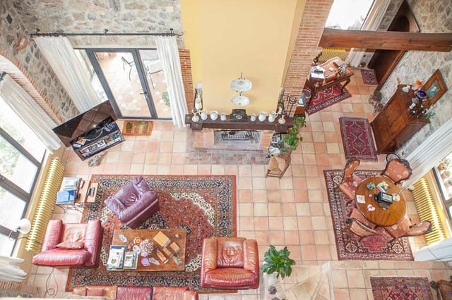 4 bedroom Villa for sale in Gilet - € 790,000 (Ref: 5199864)