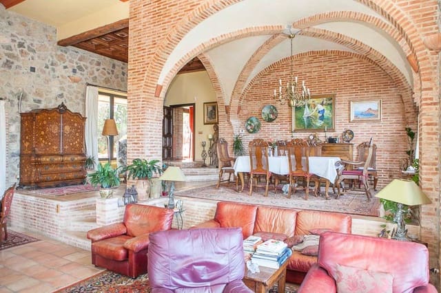 4 bedroom Villa for sale in Gilet - € 790,000 (Ref: 5199864)