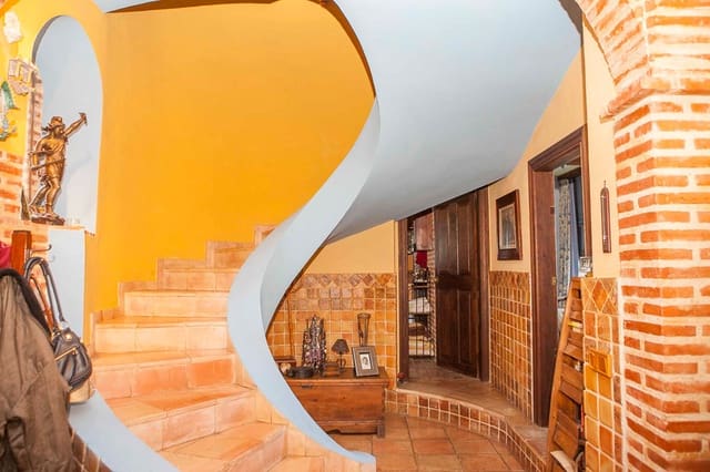 4 bedroom Villa for sale in Gilet - € 790,000 (Ref: 5199864)