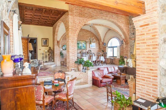 4 bedroom Villa for sale in Gilet - € 790,000 (Ref: 5199864)