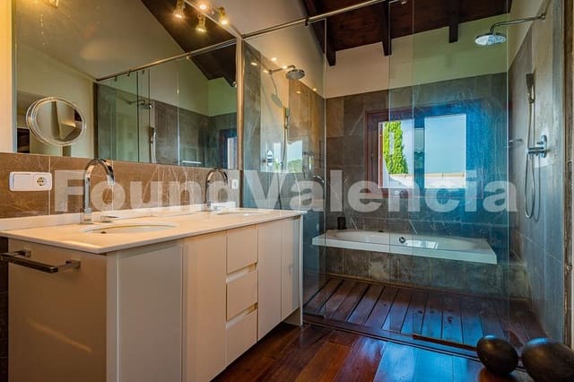 Chalet de 4 habitaciones en Requena en venta - 880.001 € (Ref: 7183349)