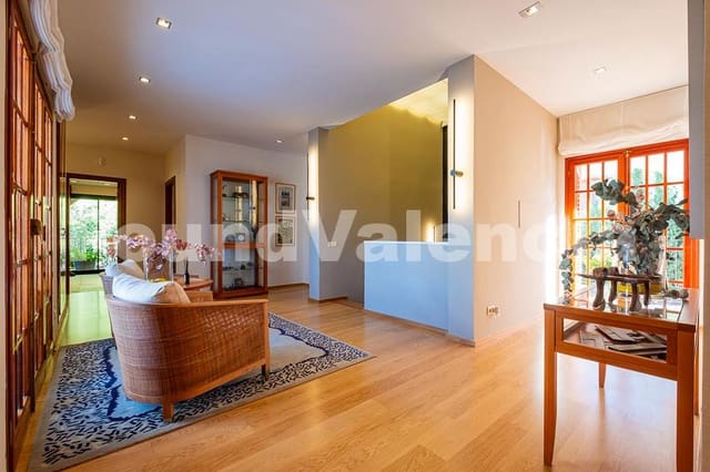 6 soverom Villa til salgs i Chiva - € 1 390 000 (Ref: 8002326)