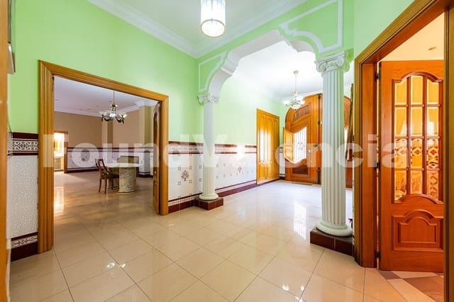 16 bedroom Apartment for sale in Valencia city - € 820,000 (Ref: 8697600)