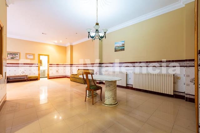 16 bedroom Apartment for sale in Valencia city - € 820,000 (Ref: 8697600)