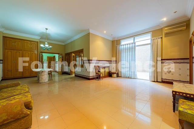 16 bedroom Apartment for sale in Valencia city - € 820,000 (Ref: 8697600)