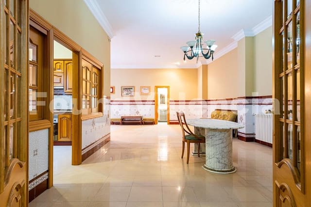 16 bedroom Apartment for sale in Valencia city - € 820,000 (Ref: 8697600)