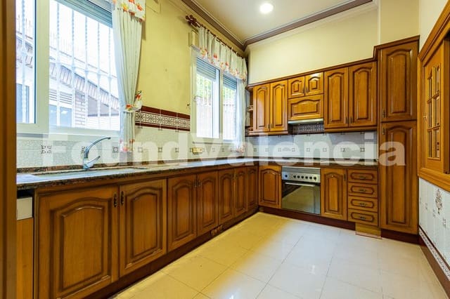 16 bedroom Apartment for sale in Valencia city - € 820,000 (Ref: 8697600)