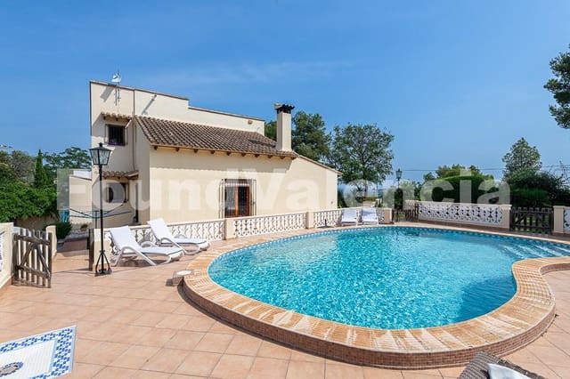 5 bedroom Villa for sale in Alberic - € 394,000 (Ref: 9074652)