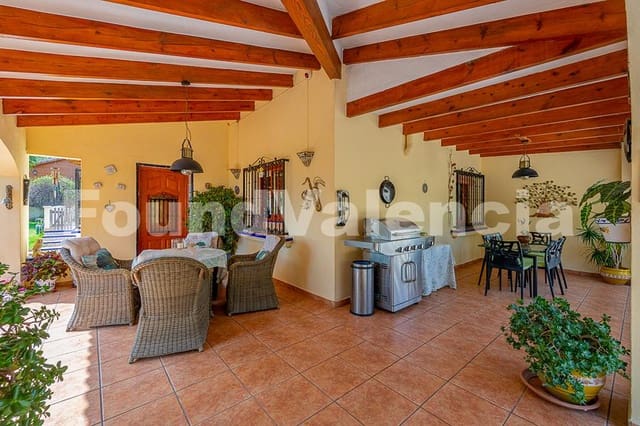 5 bedroom Villa for sale in Alberic - € 394,000 (Ref: 9074652)