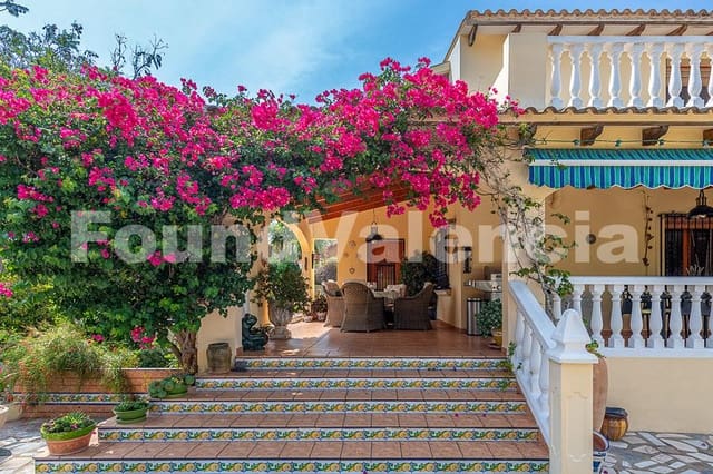 5 bedroom Villa for sale in Alberic - € 394,000 (Ref: 9074652)