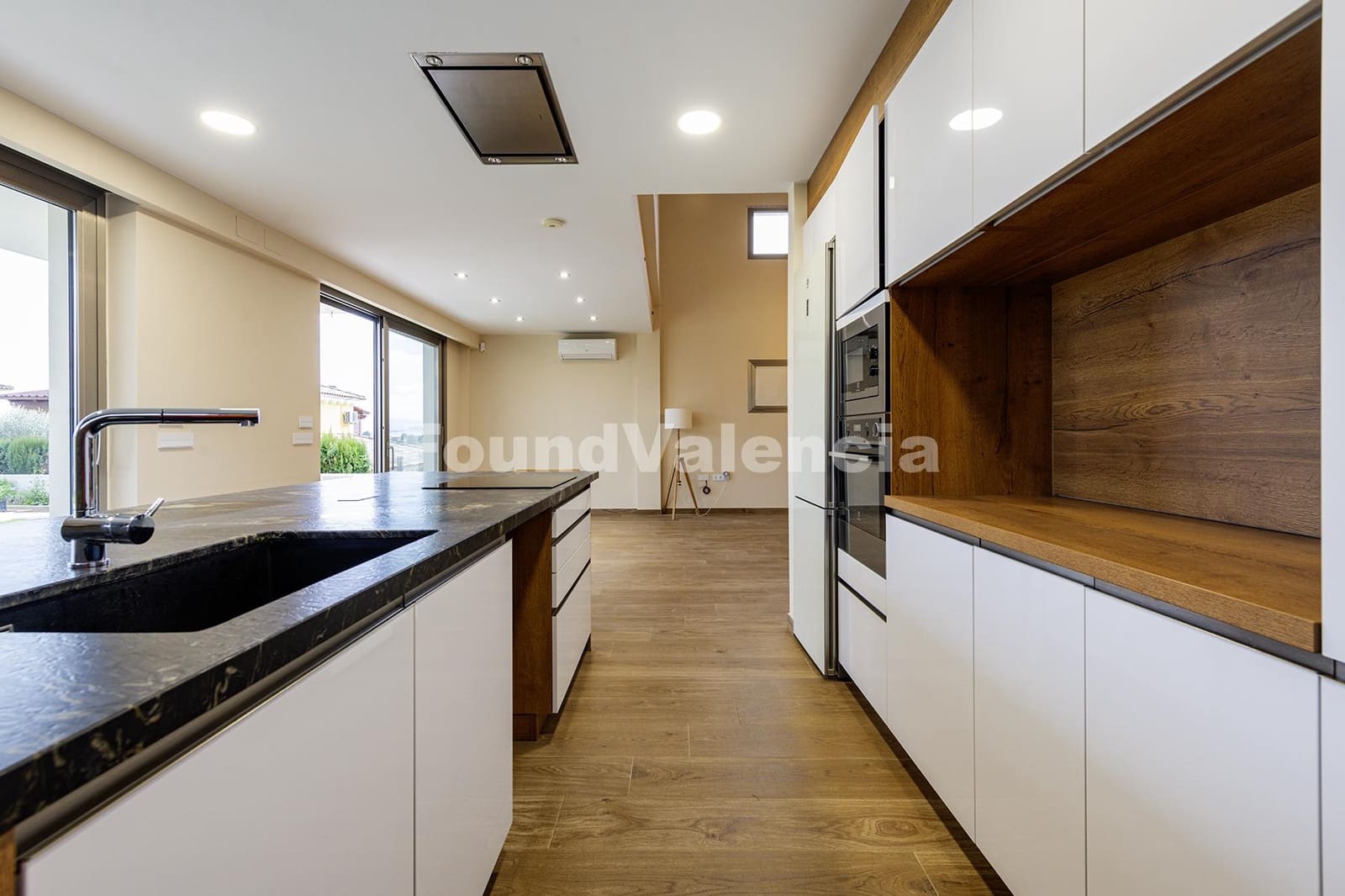 5 soveværelse Villa til salg i La Pobla de Vallbona - € 650.000 (Ref: 9561409)