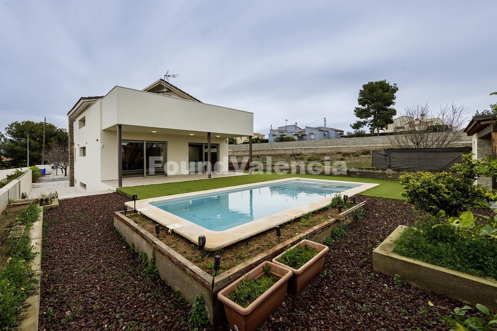 5 soveværelse Villa til salg i La Pobla de Vallbona - € 650.000 (Ref: 9561409)