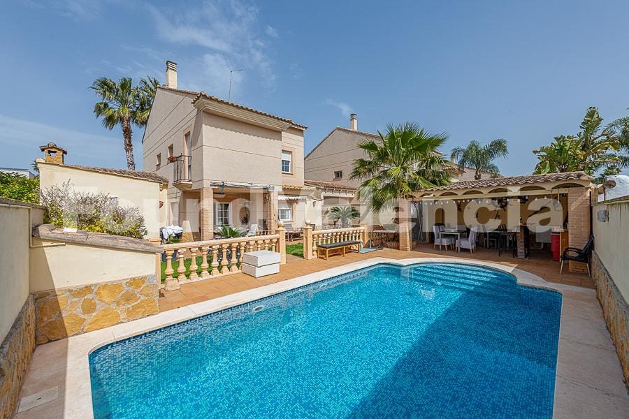 4 makuuhuone Huvila myytävänä paikassa L'Eliana - 550 000 € (Ref: 9772783)