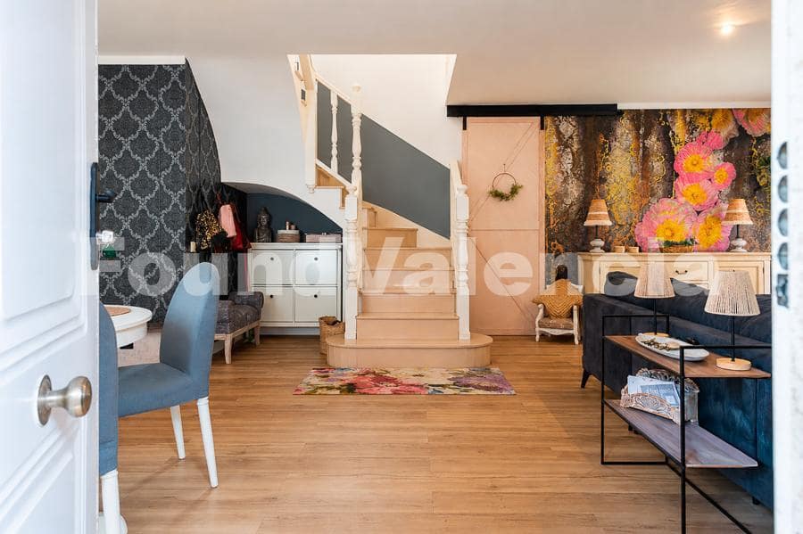 4 bedroom Villa for sale in La Pobla de Vallbona with garage - € 415,000 (Ref: 9933656)