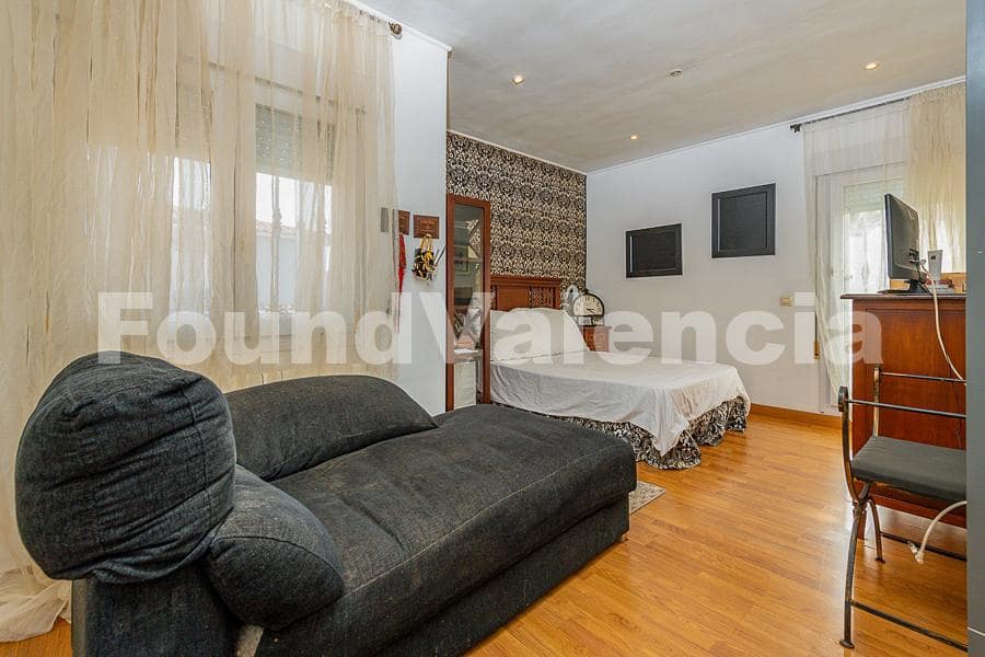 4 bedroom Villa for sale in La Pobla de Vallbona with garage - € 415,000 (Ref: 9933656)