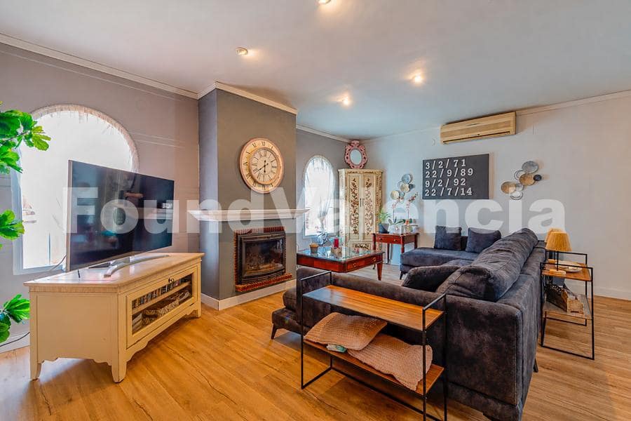 4 bedroom Villa for sale in La Pobla de Vallbona with garage - € 415,000 (Ref: 9933656)