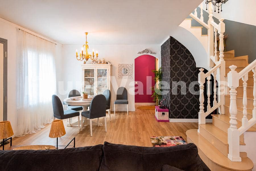 4 bedroom Villa for sale in La Pobla de Vallbona with garage - € 415,000 (Ref: 9933656)