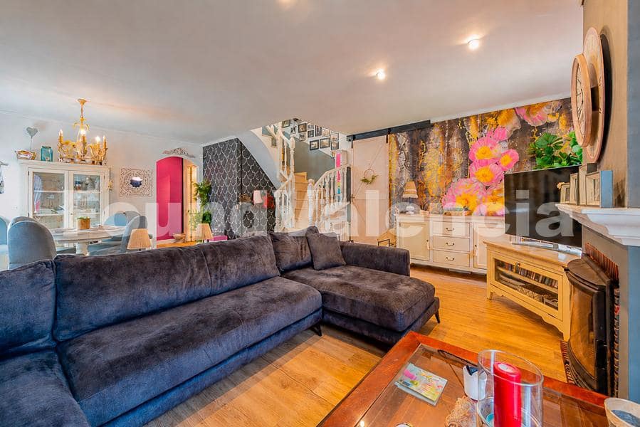 4 bedroom Villa for sale in La Pobla de Vallbona with garage - € 415,000 (Ref: 9933656)