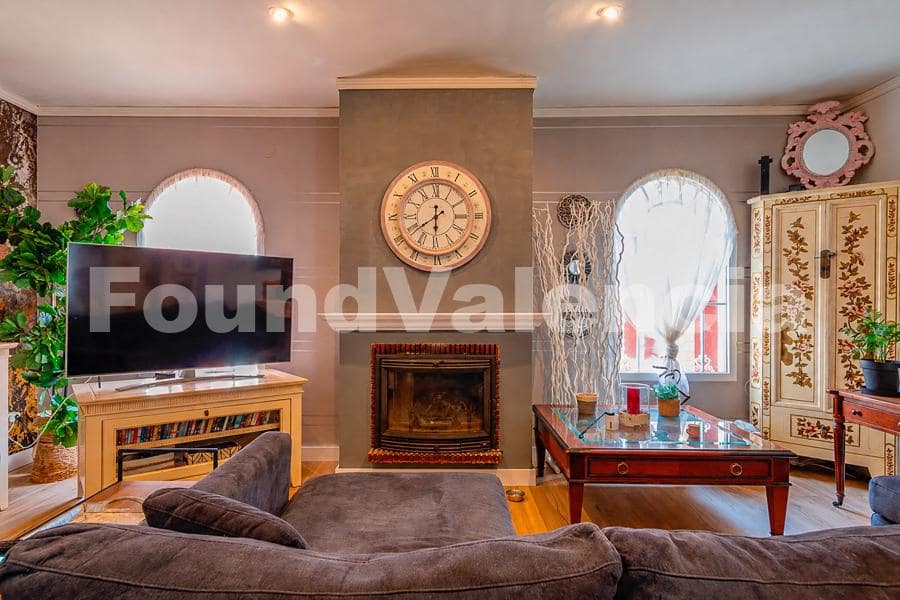 4 bedroom Villa for sale in La Pobla de Vallbona with garage - € 415,000 (Ref: 9933656)
