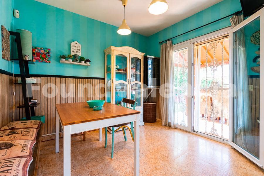 4 bedroom Villa for sale in La Pobla de Vallbona with garage - € 415,000 (Ref: 9933656)