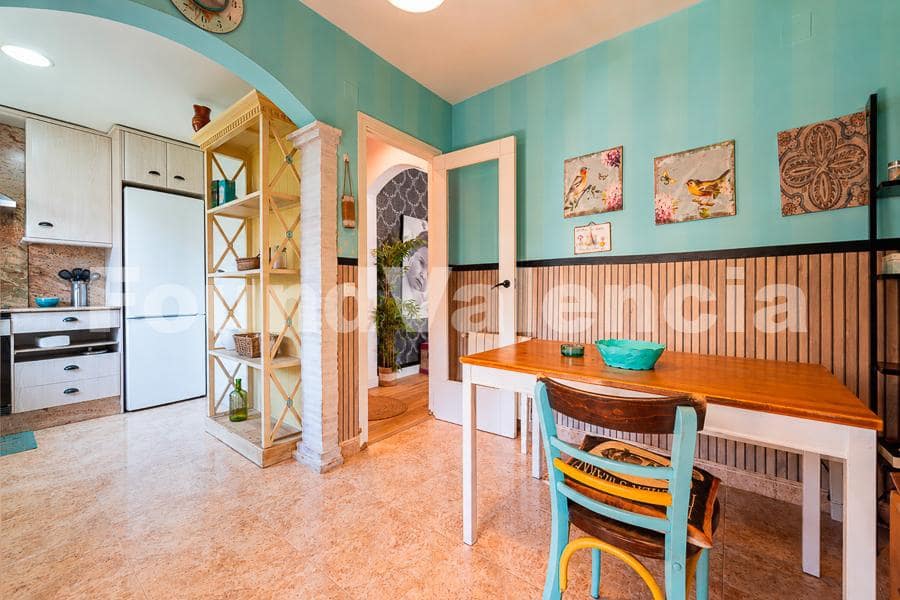 4 bedroom Villa for sale in La Pobla de Vallbona with garage - € 415,000 (Ref: 9933656)