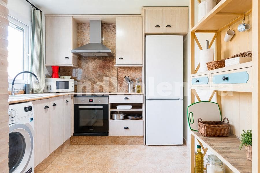 4 bedroom Villa for sale in La Pobla de Vallbona with garage - € 415,000 (Ref: 9933656)