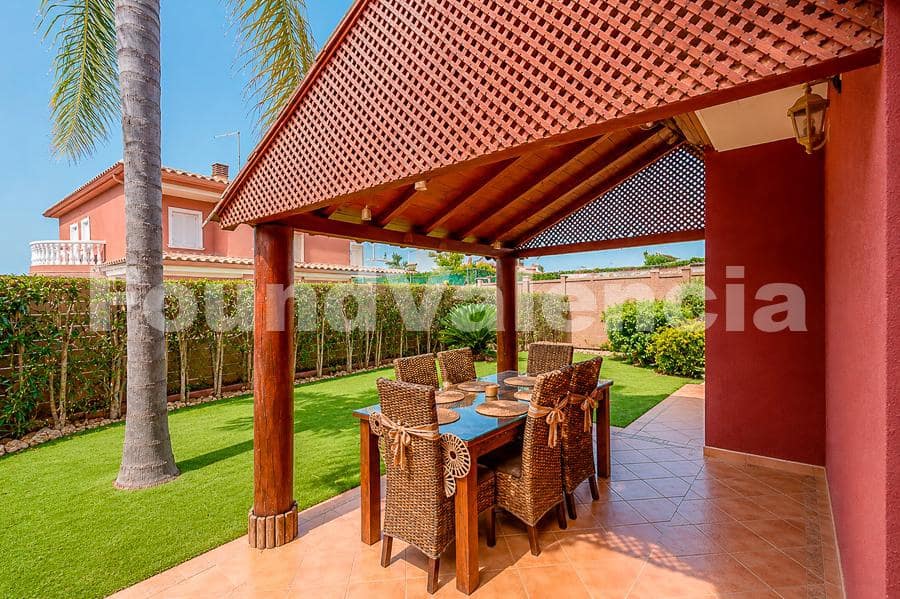 4 bedroom Villa for sale in La Pobla de Vallbona with garage - € 415,000 (Ref: 9933656)