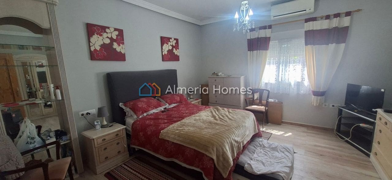Chalet de 3 habitaciones en Arboleas en venta con piscina garaje - 255.000 € (Ref: 10021615)