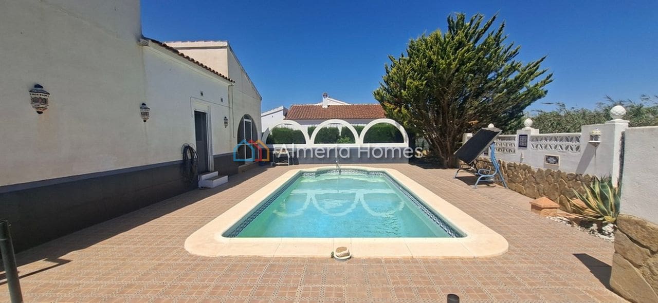 Chalet de 3 habitaciones en Arboleas en venta con piscina garaje - 255.000 € (Ref: 10021615)